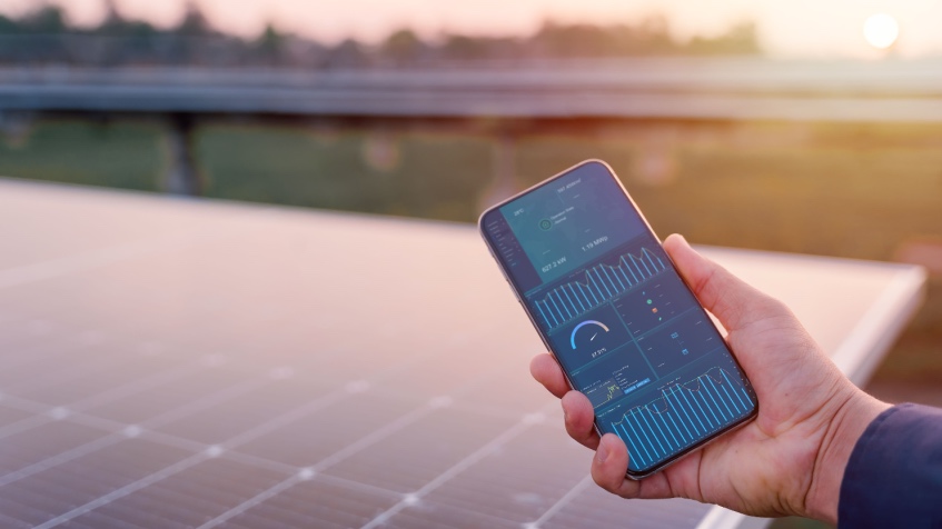 smartphone per verificare autoconsumo fotovoltaico
