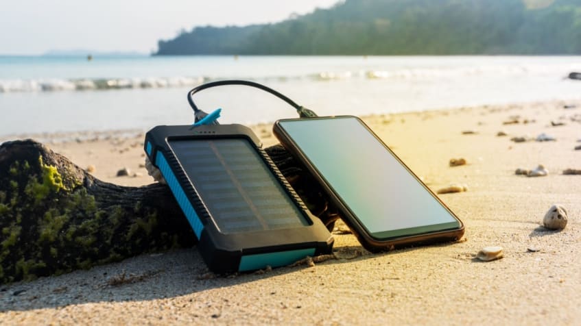 Smartphone con pannello solare, batteria a energia solare